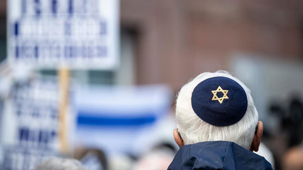 Laut der niedersächsischen Innenministerin gab es eine «deutliche Zunahme» antisemitischer Straftaten. (Symbolbild)  / Foto: Hannes P. Albert/dpa