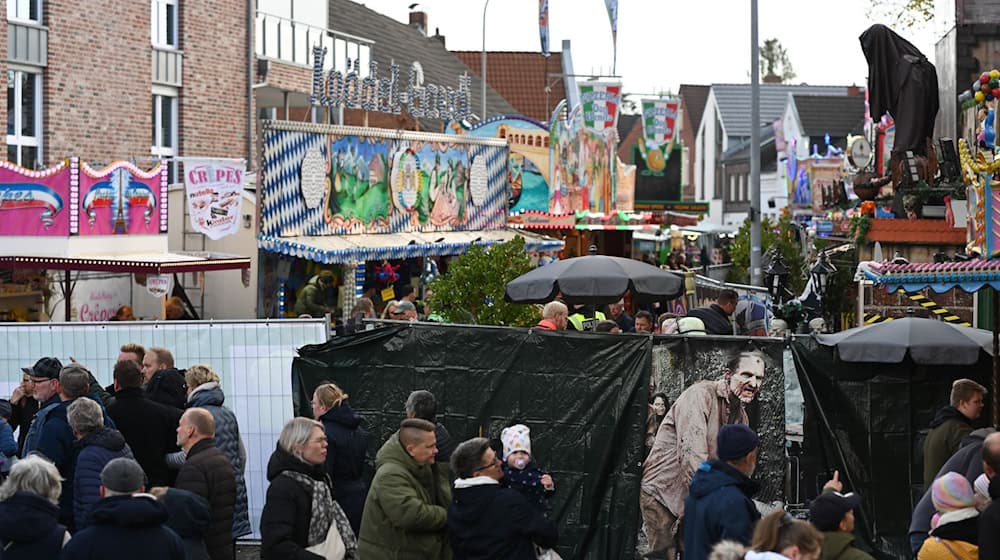 Auf dem Gallimarkt, Ostfrieslands größtem Volksfest, geriet eine Geisterbahn in Brand. Fünf Menschen wurden verletzt. (Archivbild) / Foto: Lars Penning/dpa