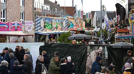 Auf dem Gallimarkt, Ostfrieslands größtem Volksfest, geriet eine Geisterbahn in Brand. Fünf Menschen wurden verletzt. / Foto: Lars Penning/dpa