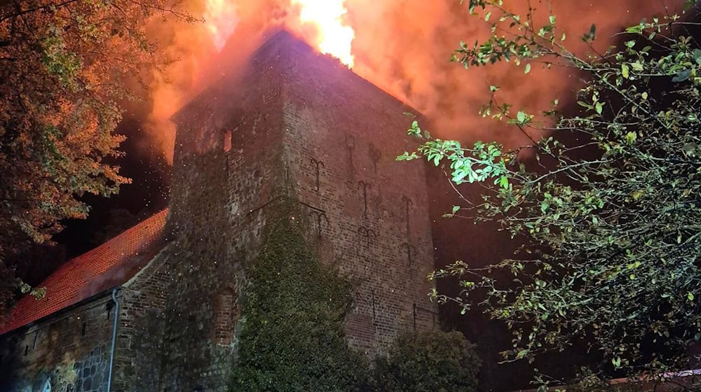 Historisch wertvolle Gegenstände in der Kirche bleiben unversehrt.  / Foto: Feuerwehr Bremerhaven/dpa