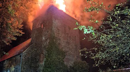 Historisch wertvolle Gegenstände in der Kirche bleiben unversehrt.  / Foto: Feuerwehr Bremerhaven/dpa