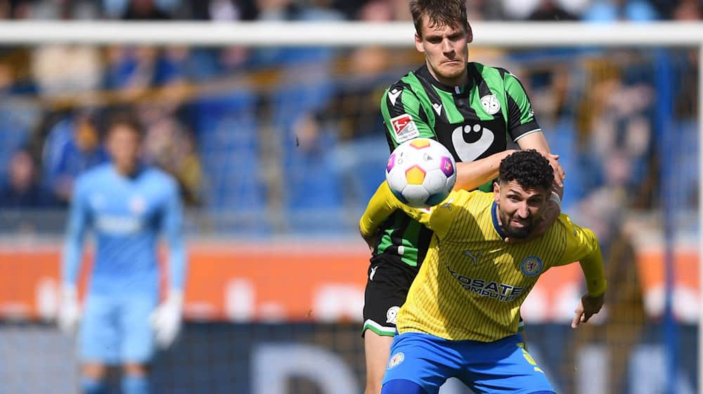 Niedersachsen-Derby in Braunschweig: Eintracht-Profi Fabio Kaufmann (r) und Hannovers Max Christiansen im Zweikampf. / Foto: Swen Pförtner/dpa