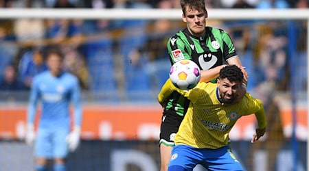 Niedersachsen-Derby in Braunschweig: Eintracht-Profi Fabio Kaufmann (r) und Hannovers Max Christiansen im Zweikampf. / Foto: Swen Pförtner/dpa