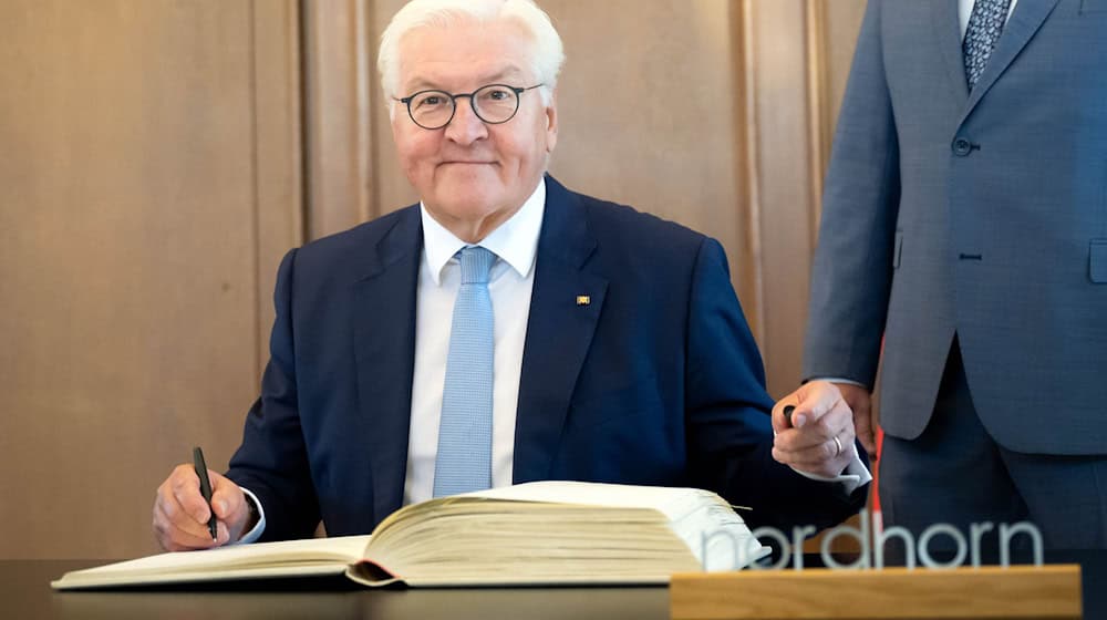 Bundespräsident Frank-Walter Steinmeier macht bei seinem Besuch in Nordhorn auch einen Abstecher in die Niederlande.   / Foto: Sina Schuldt/dpa