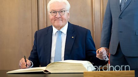 Bundespräsident Frank-Walter Steinmeier macht bei seinem Besuch in Nordhorn auch einen Abstecher in die Niederlande.   / Foto: Sina Schuldt/dpa