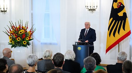 Bundespräsident Frank-Walter Steinmeier hat 28 Menschen mit dem Verdienstorden der Bundesrepublik Deutschland ausgezeichnet.  / Foto: Bernd von Jutrczenka/dpa