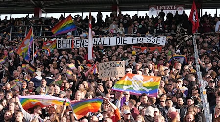 Fans des FC St. Pauli protestieren mit drastischen Worten gegen die umstrittenen Aussagen von Wolfsburgs Kevin Behrens.  / Foto: Marcus Brandt/dpa