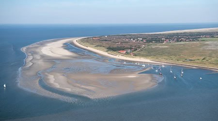 Vor Spiekeroog sollen mutmaßliche Drogenschmuggler von einem Fischkutter aus in der Nordsee nach Kokain gesucht haben, um es an Land zu bringen. (Symbolbild) / Foto: Sina Schuldt/dpa