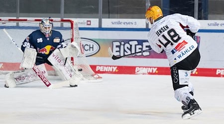 Nicholas Jensen erzielte das 1:3 aus Sicht der Pinguins. / Foto: Sven Hoppe/dpa