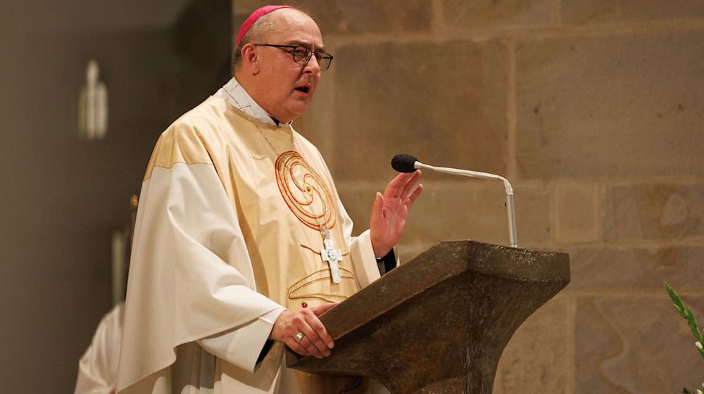 Bischof Dominicus Meier kann wegen einer Erkrankung nicht an der Reaktion des Bistums auf die Studie über sexualisierte Gewalt teilnehmen. (Archivbild) / Foto: Friso Gentsch/dpa