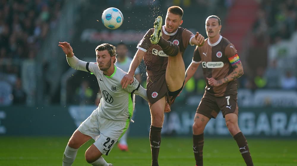 Das Nordduell zwischen dem FC St. Pauli und dem VfL Wolfsburg war umkämpft. / Foto: Marcus Brandt/dpa