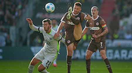 Das Nordduell zwischen dem FC St. Pauli und dem VfL Wolfsburg war umkämpft. / Foto: Marcus Brandt/dpa