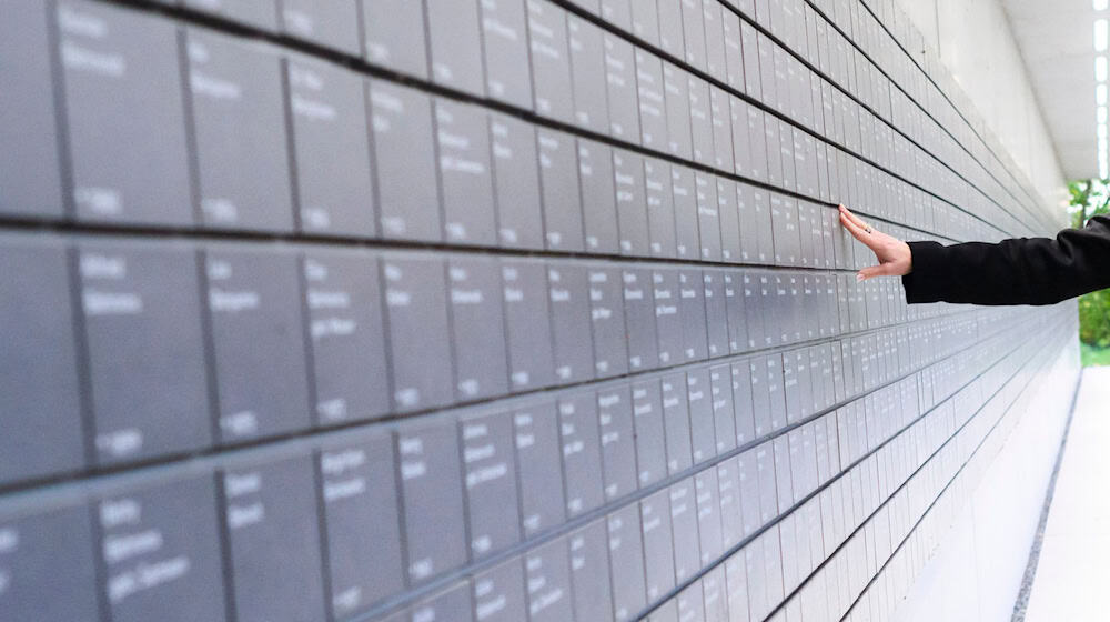 An der «Wand der Namen» auf dem Außengelände der Gedenkstätte Ahlem wurden Erinnerungstafeln beschädigt. (Archivbild) / Foto: Julian Stratenschulte/dpa