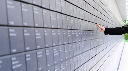 An der «Wand der Namen» auf dem Außengelände der Gedenkstätte Ahlem wurden Erinnerungstafeln beschädigt. (Archivbild) / Foto: Julian Stratenschulte/dpa