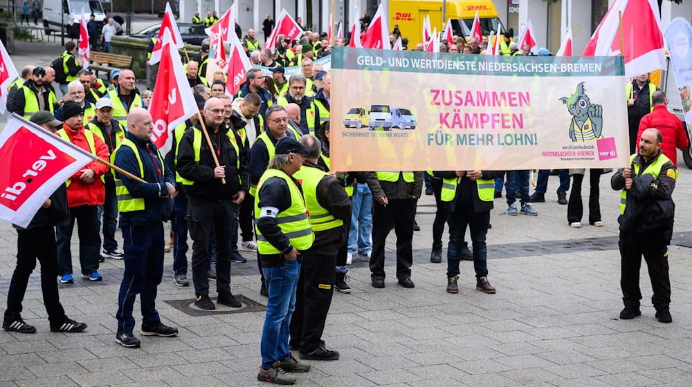 Mit weiteren Warnstreiks will Verdi Druck machen. (Archivbild) / Foto: Julian Stratenschulte/dpa