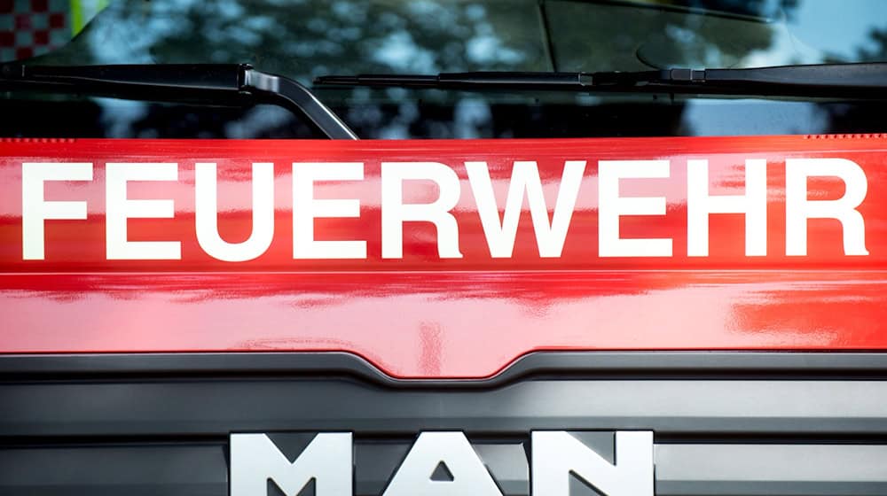 Feuerwehrkräfte retten in Bremerhaven einen Mann aus dem Alten Hafen. (Symbolfoto) / Foto: Hauke-Christian Dittrich/dpa