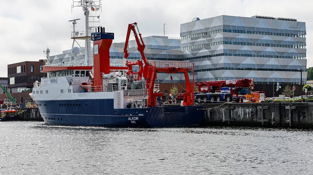 Das Forschungsschiff «Alkor» des Geomar-Instituts soll die Auswirkungen der Bergung der Munitionsaltlasten in der Ostsee auf die Umwelt untersuchen. (Archivbild) / Foto: Frank Molter/dpa