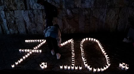 Zum Jahrestag des Hamas-Angriffs auf Israel gibt es Kundgebungen und Gedenkveranstaltungen, wie hier in München. / Foto: Sven Hoppe/dpa