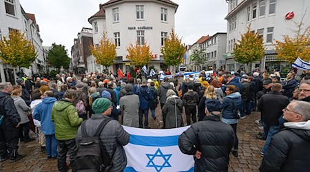 Am Jahrestag des Terrorangriffs der islamistischen Hamas auf Israel haben erneut viele Menschen bei Demonstrationen ihre Solidarität bekundet. (Archivbild) / Foto: Karsten Klama/dpa