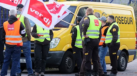 Vom Warnstreik bei den Geldtransportern ist unter anderem die Firma Prosegur betroffen. / Foto: Bodo Marks/dpa