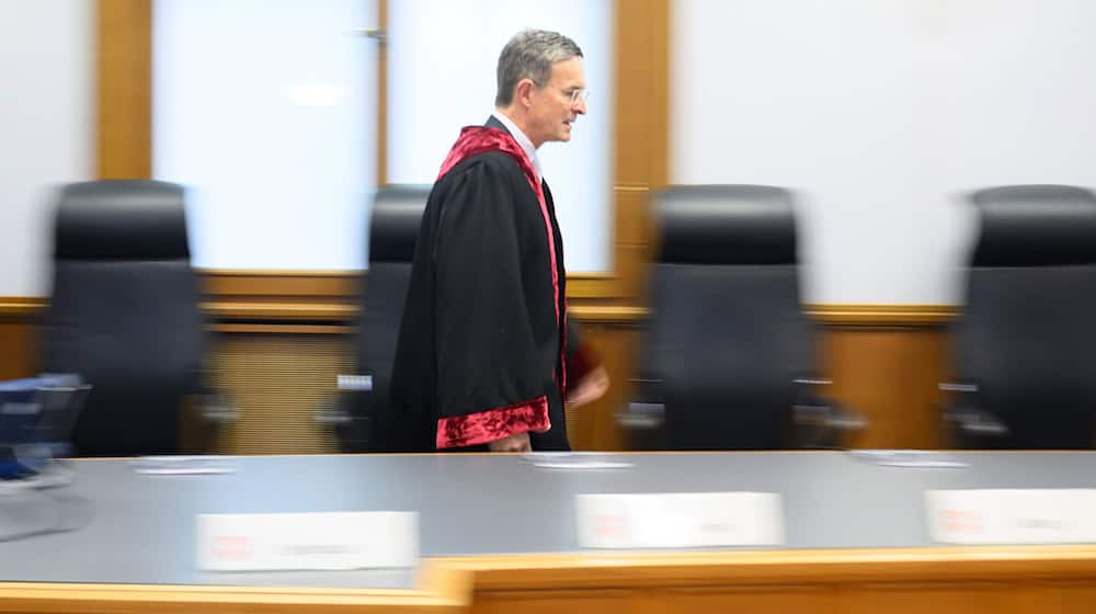 Niedersachsens Staatsgerichtshof um Präsident Wilhelm Mestwerdt will seine Entscheidung in einigen Wochen verkünden. / Foto: Julian Stratenschulte/dpa