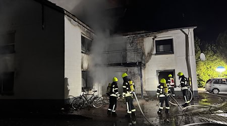 86 Feuerwehrleute konnten den Angaben zufolge nach rund eineinhalb Stunden den Brand löschen. / Foto: Stadt Papenburg/Feuerwehr/dpa