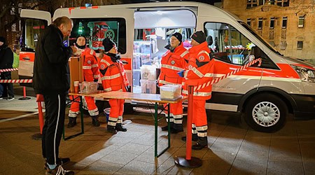 Die Kältebusse verteilen in diesem Winter in Hannover wieder warmes Essen. (Archivbild) / Foto: Sarah Knorr/dpa