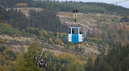 Mountainbiker sind am Bocksberg in Hahnenklee unterwegs. / Foto: Swen Pförtner/dpa