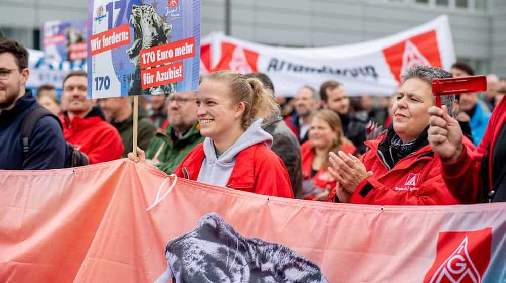  Die IG Metall Küste erhöht mit Warnstreiks den Druck auf die Arbeitgeber im aktuellen Tarifkonflikt. / Foto: Hauke-Christian Dittrich/dpa