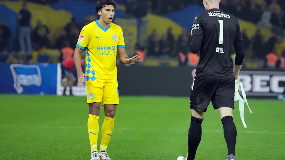 Braunschweigs Torwart Lennart Grill muss in Berlin nach einer Roten Karte vom Platz. / Foto: Soeren Stache/dpa