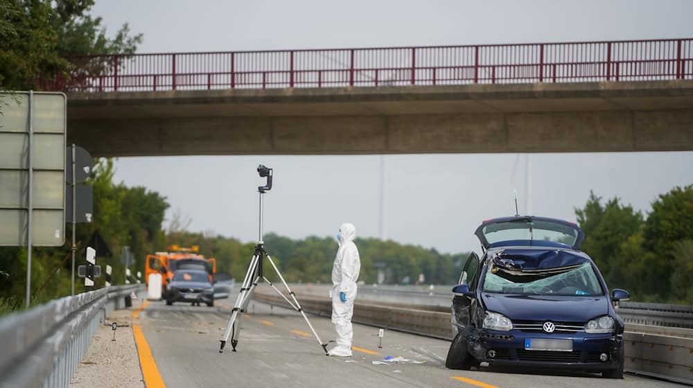 Zwei Kanaldeckel werden im August 2022 auf die A7 geworfen, zwei Menschen verletzen sich. Drei Männer werden verurteilt, einer von ihnen scheitert mit seiner Revision am Bundesgerichtshof. (Archivbild) / Foto: Clemens Heidrich/dpa