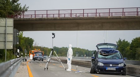 Zwei Kanaldeckel werden im August 2022 auf die A7 geworfen, zwei Menschen verletzen sich. Drei Männer werden verurteilt, einer von ihnen scheitert mit seiner Revision am Bundesgerichtshof. (Archivbild) / Foto: Clemens Heidrich/dpa