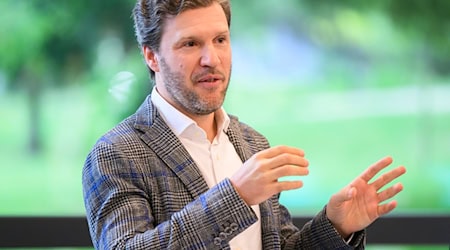 Stanislav Kochanovsky dirigiert das diesjährige Konzert des Bundespräsidenten - am 3. November in Hannover. (Archivbild) / Foto: Julian Stratenschulte/dpa