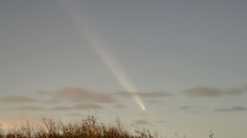 Vor allem abends dürfte der Komet Tsuchinshan-Atlas in Niedersachsen und Bremen zu sehen sein - dann erwartet der Deutsche Wetterdienst nur wenige Wolken. Nachts soll die Bewölkung zunehmen. / Foto: Volker Bartels/--/dpa