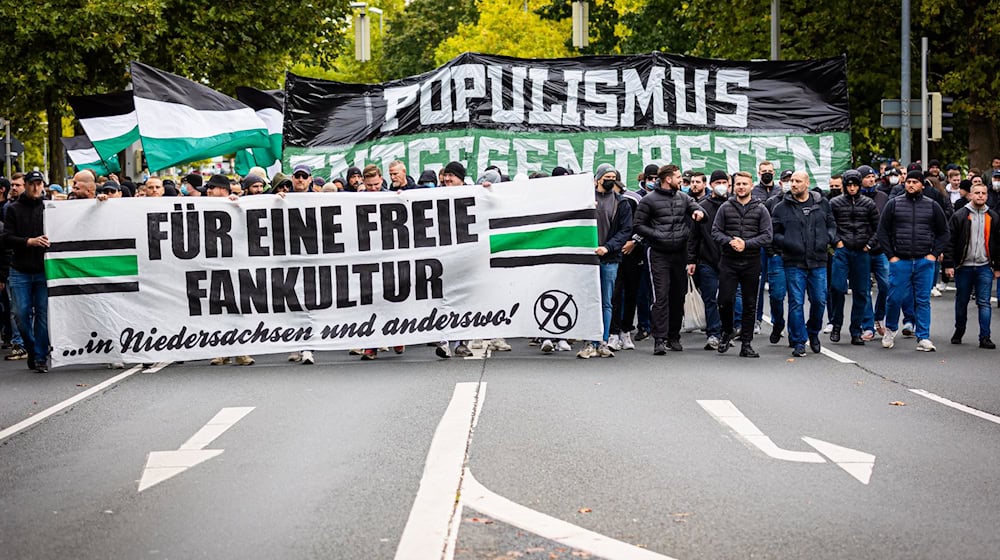 Hannover-Fans demonstrieren in Braunschweig. / Foto: Moritz Frankenberg/dpa