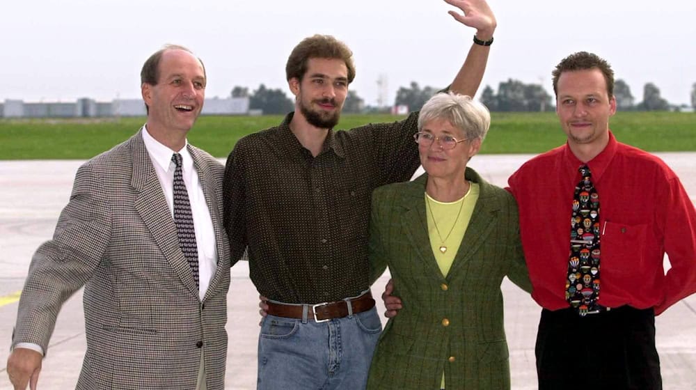 Wieder vereint: Marc Wallert (2.v.l.) stellt sich im September 2000 auf dem Flughafen von Hannover zusammen mit seinen Eltern Renate und Werner und seinem Bruder Dirk (r) zu einem Gruppenfoto auf. (Archivbild) / Foto: picture alliance / dpa