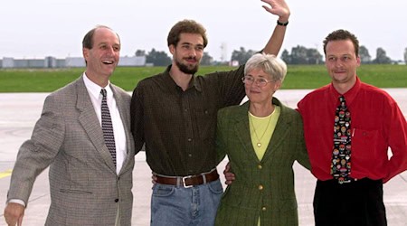 Wieder vereint: Marc Wallert (2.v.l.) stellt sich im September 2000 auf dem Flughafen von Hannover zusammen mit seinen Eltern Renate und Werner und seinem Bruder Dirk (r) zu einem Gruppenfoto auf. (Archivbild) / Foto: picture alliance / dpa