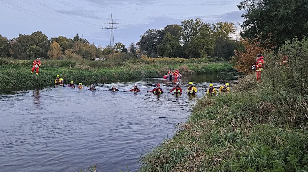 Diese Aufnahme zeigt die Einsatzkräfte wenige Minuten vor dem Leichenfund.  / Foto: DLRG Landkreis Lüneburg/Polizeiinspektion Lüneburg//dpa