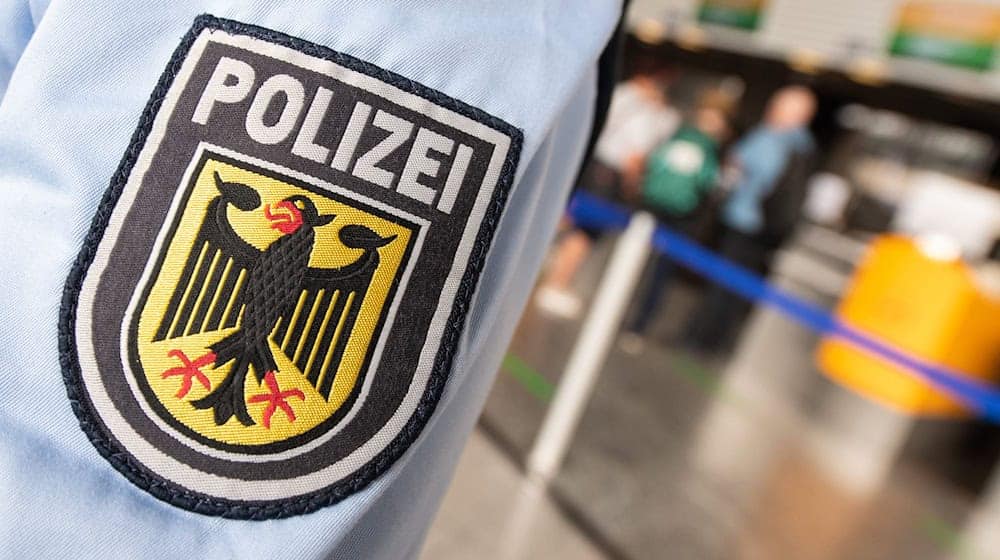 Eine Streife der Bundespolizei am Flughafen. Bei einer Kontrolle in Dortmund wurden zwei Extremisten an der Ausreise gehindert. (Foto Archiv) / Foto: Boris Roessler/dpa