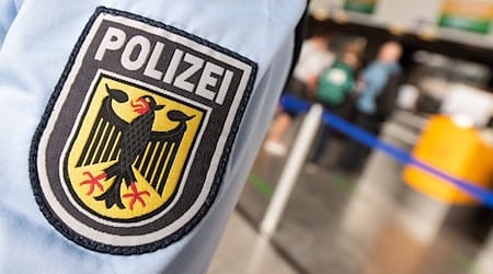 Eine Streife der Bundespolizei am Flughafen. Bei einer Kontrolle in Dortmund wurden zwei Extremisten an der Ausreise gehindert. (Foto Archiv) / Foto: Boris Roessler/dpa