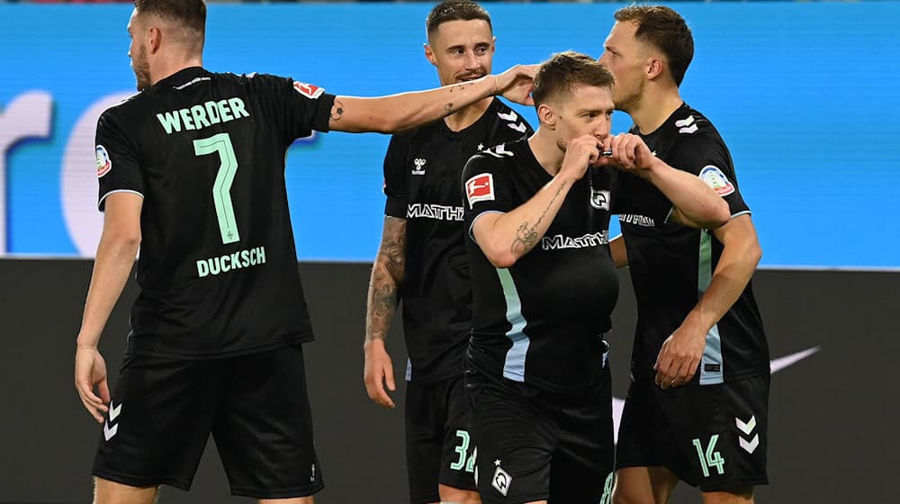 Wichtige Faktoren beim Werder-Sieg in Wolfsburg: Mitchell Weiser (2.v.r.) und Marvin Ducksch (l) / Foto: Swen Pförtner/dpa