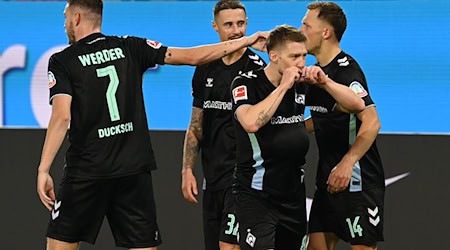 Wichtige Faktoren beim Werder-Sieg in Wolfsburg: Mitchell Weiser (2.v.r.) und Marvin Ducksch (l) / Foto: Swen Pförtner/dpa