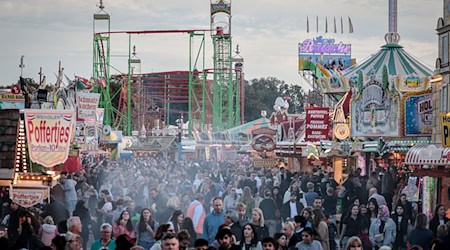 Mehr als 100 Messer sind bei Kontrollen am Eingang des Bremer Freimarkts sichergestellt worden. (Archivbild) / Foto: Focke Strangmann/dpa