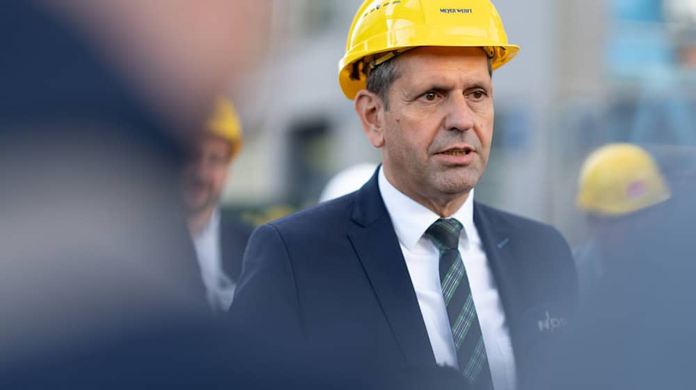 Niedersachsens Wirtschaftsminister Lies will den Ausbau der Offshore-Windkraft mit klimafreundlicher Produktion verbinden. (Archivbild) / Foto: Izabella Mittwollen/dpa