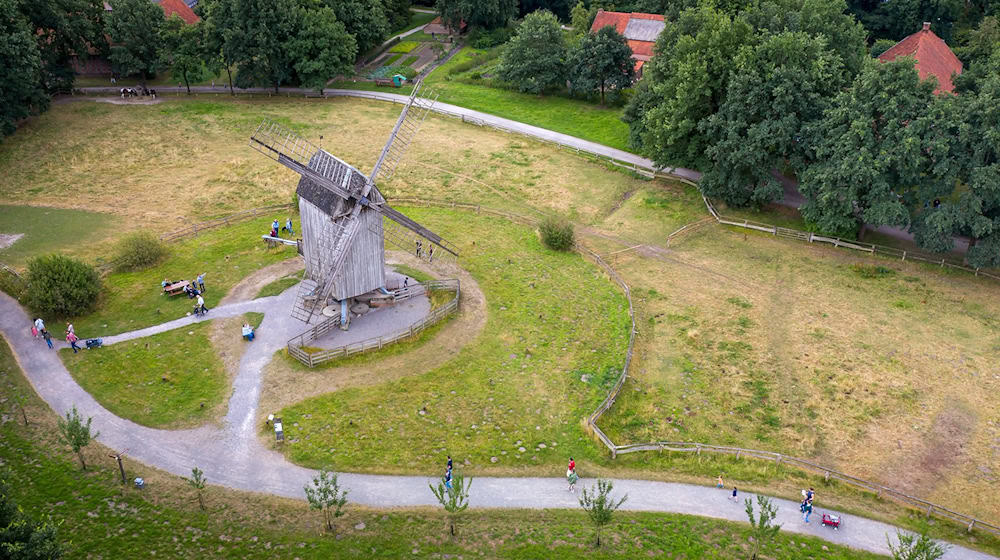 Das Museumsdorf Cloppenburg benötigt ein neues Museumsdepot. (Archivbild) / Foto: Sina Schuldt/dpa