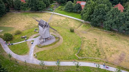 Das Museumsdorf Cloppenburg benötigt ein neues Museumsdepot. (Archivbild) / Foto: Sina Schuldt/dpa