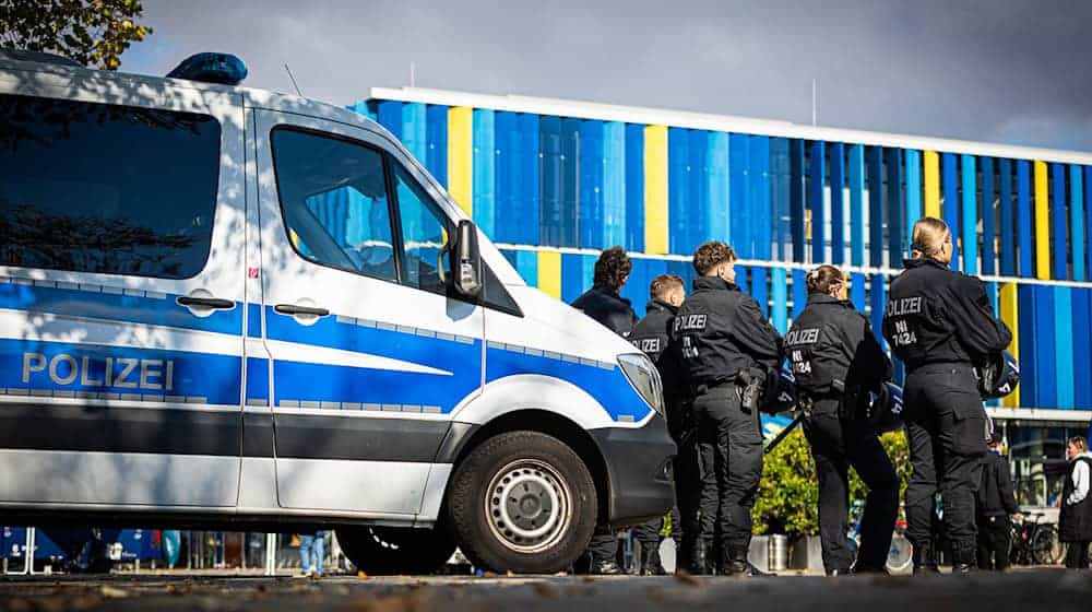 Polizeieinsatz beim Niedersachsen-Derby: Nach dem Spiel zwischen Eintracht Braunschweig und Hannover 96 kam es doch noch zu einer großen Schlägerei. / Foto: Moritz Frankenberg/dpa