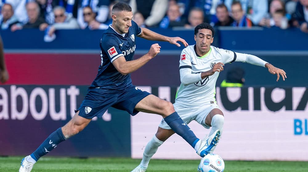 Torschütze Tiago Tomas (rechts) gewinnt mit dem VfL Wolfsburg beim FvL Bochum. / Foto: David Inderlied/dpa