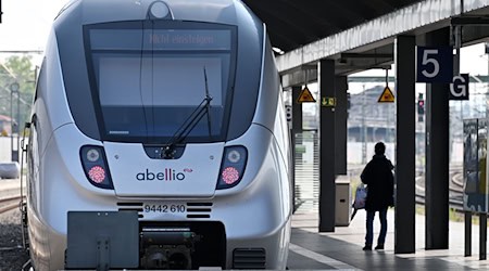 Abellio ist jetzt eines von sieben regionalen Bahnunternehmen, die dem Hamburger Unternehmen Benex gehören. (Archivbild) / Foto: Martin Schutt/dpa