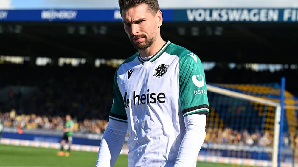 Stinksauer nach der Derby-Niederlage: Hannovers Torwart Ron-Robert Zieler. / Foto: Carmen Jaspersen/dpa